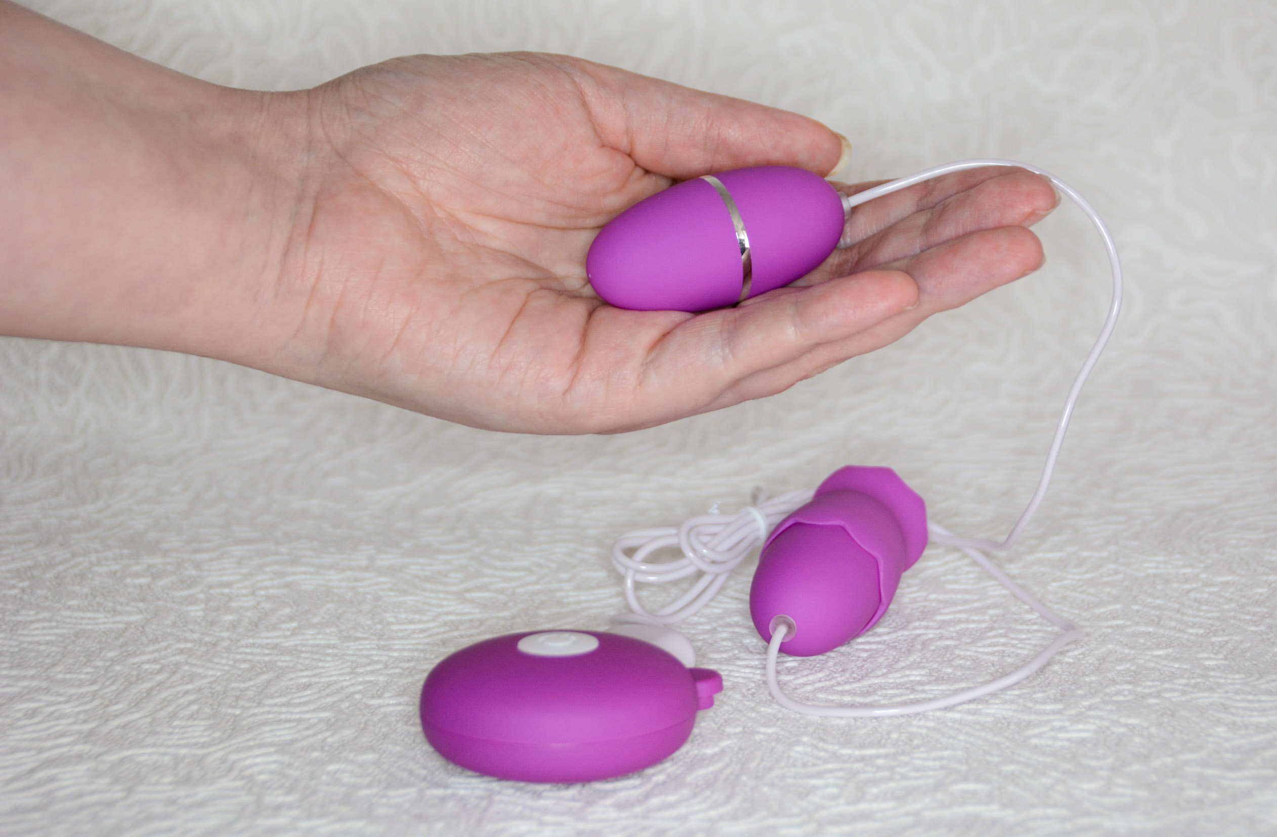 Tongue and Bullet Vibrator Review by LizX The bullet vibrator in my hand