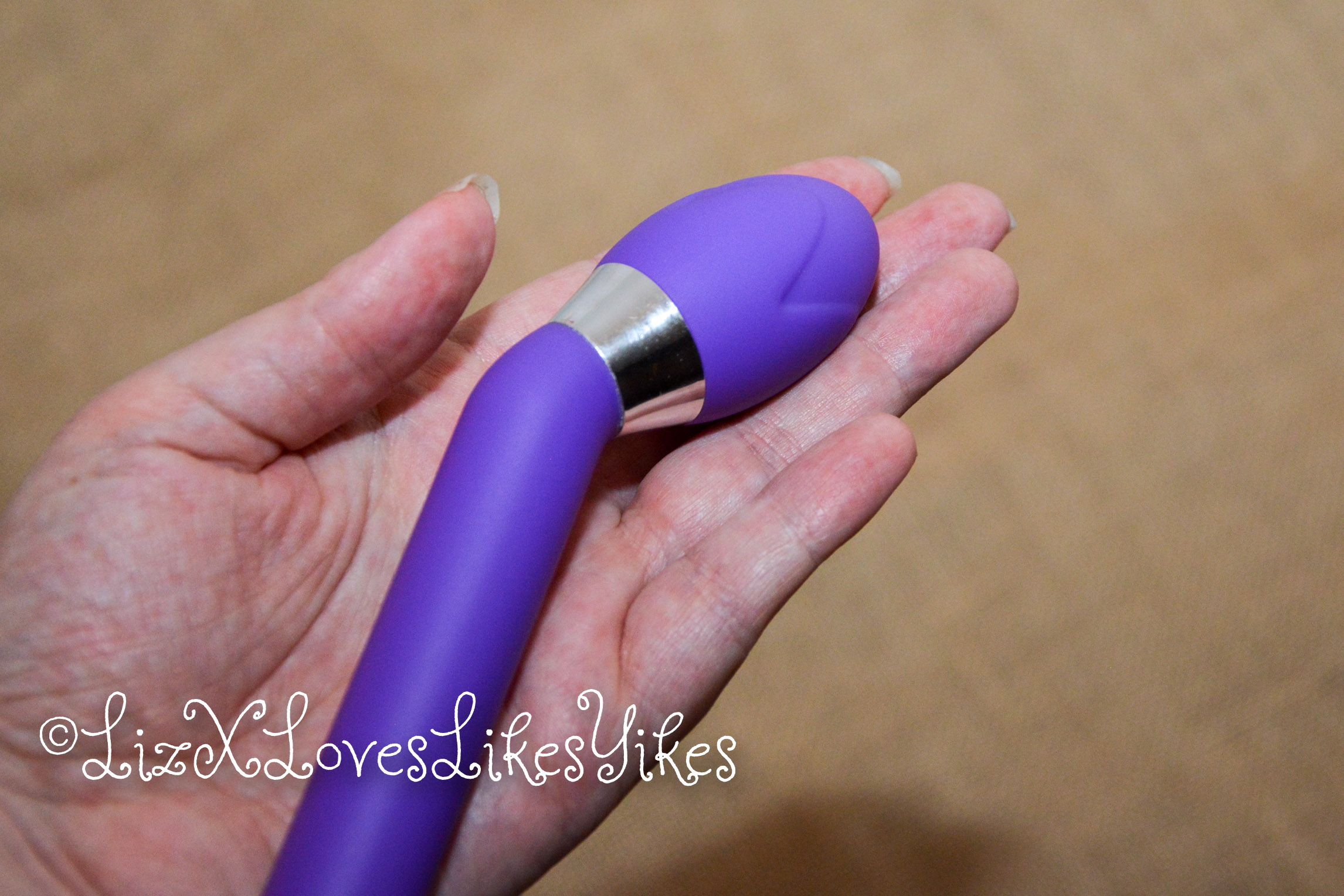 Man Nuo G-spot Vibrator Purple The top bit shown in my hand