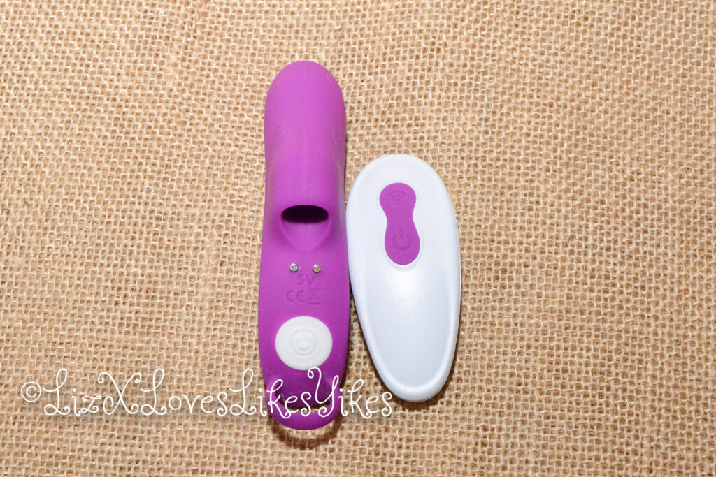 G Spot Finger vibrator with remote control - Paloqueth The vibrator and the remote control Copyright LizXLikes