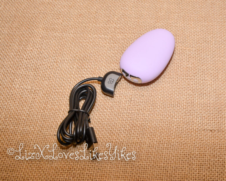 Review of Je Joue Mimi Clitoral and External Vibrator - Lilac Copyright Liz BlackX The magnetic fitted charging cable