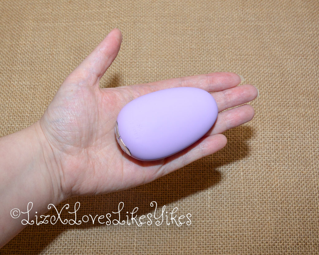 Review of Je Joue Mimi Clitoral and External Vibrator - Lilac Copyright Liz BlackX The toy in Liz's hand