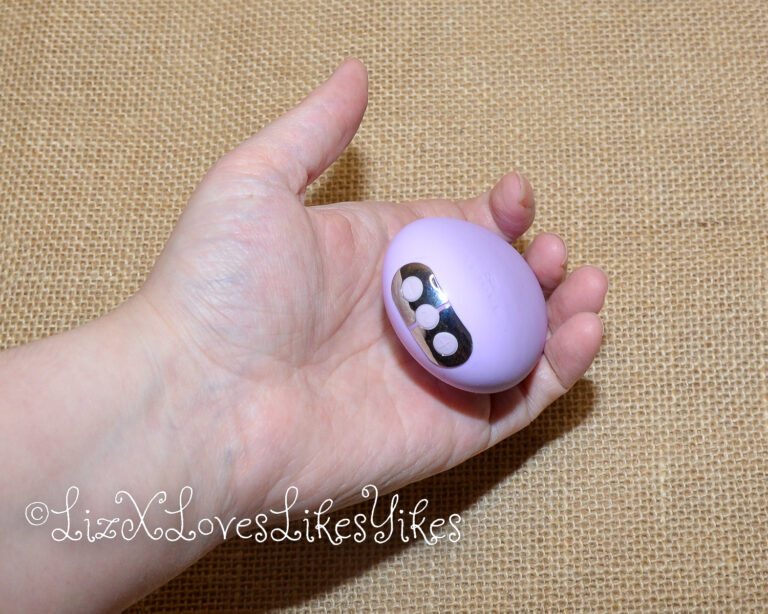 Review of Je Joue Mimi Clitoral and External Vibrator - Lilac Copyright Liz BlackX The three buttons of the toy.