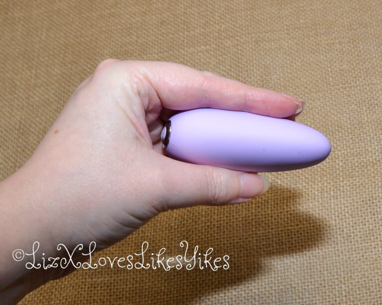 Review of Je Joue Mimi Clitoral and External Vibrator - Lilac Copyright Liz BlackX The toy is 2,4 centimeters high.