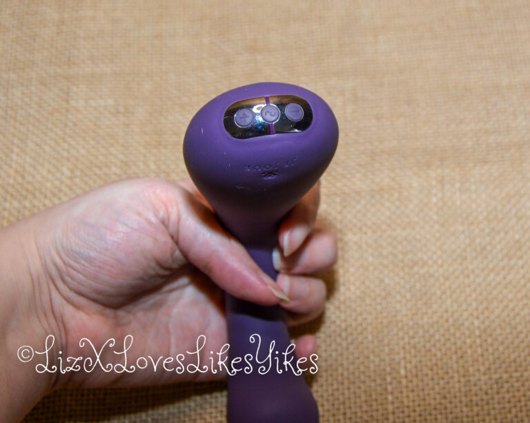 Review of the Je Joue G-Kii Flexible Clitoral & G-Spot Vibrator Copyright Liz BlackX The toy's buttons