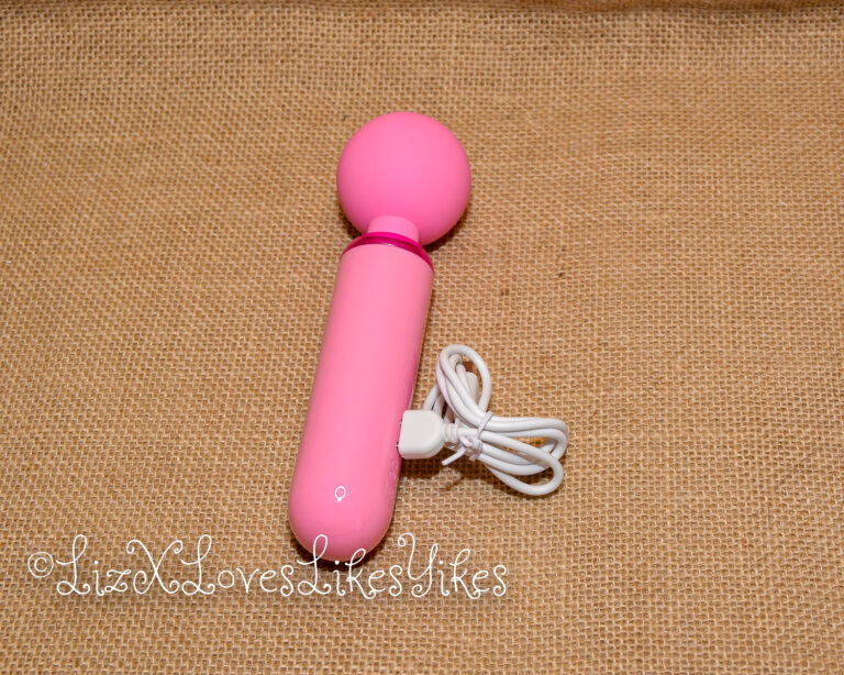 Review of the Pomi Wand Powerful Mini Vibrating Wand Massager Honey Play Box from Honeyplaybox.com Copyright Liz BlackX The toy and its charging USB cable