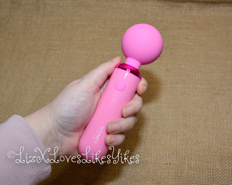 Review of the Pomi Wand Powerful Mini Vibrating Wand Massager Honey Play Box from Honeyplaybox.com Copyright Liz BlackX