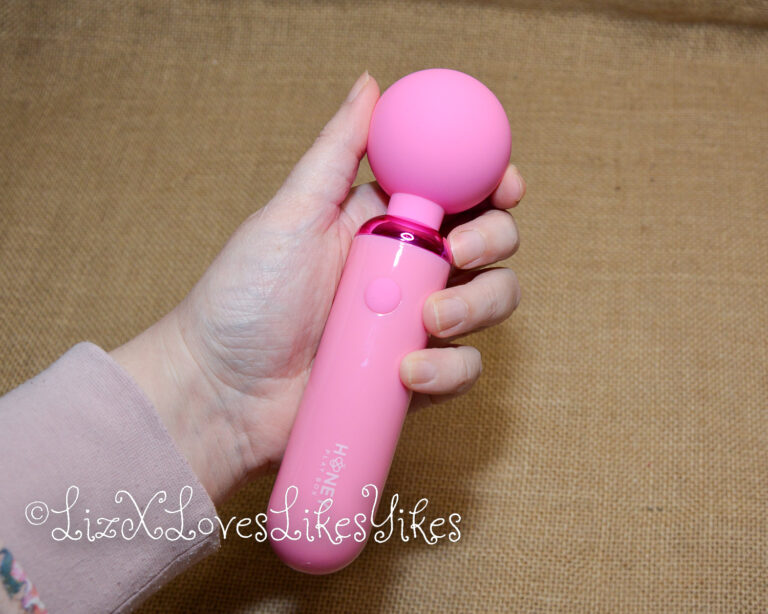Review of the Pomi Wand Powerful Mini Vibrating Wand Massager Honey Play Box from Honeyplaybox.com Copyright Liz BlackX