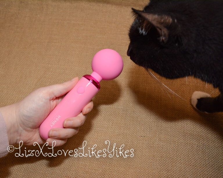 Review of the Pomi Wand Powerful Mini Vibrating Wand Massager Honey Play Box from Honeyplaybox.com Copyright Liz BlackX A little help from my cat ;)