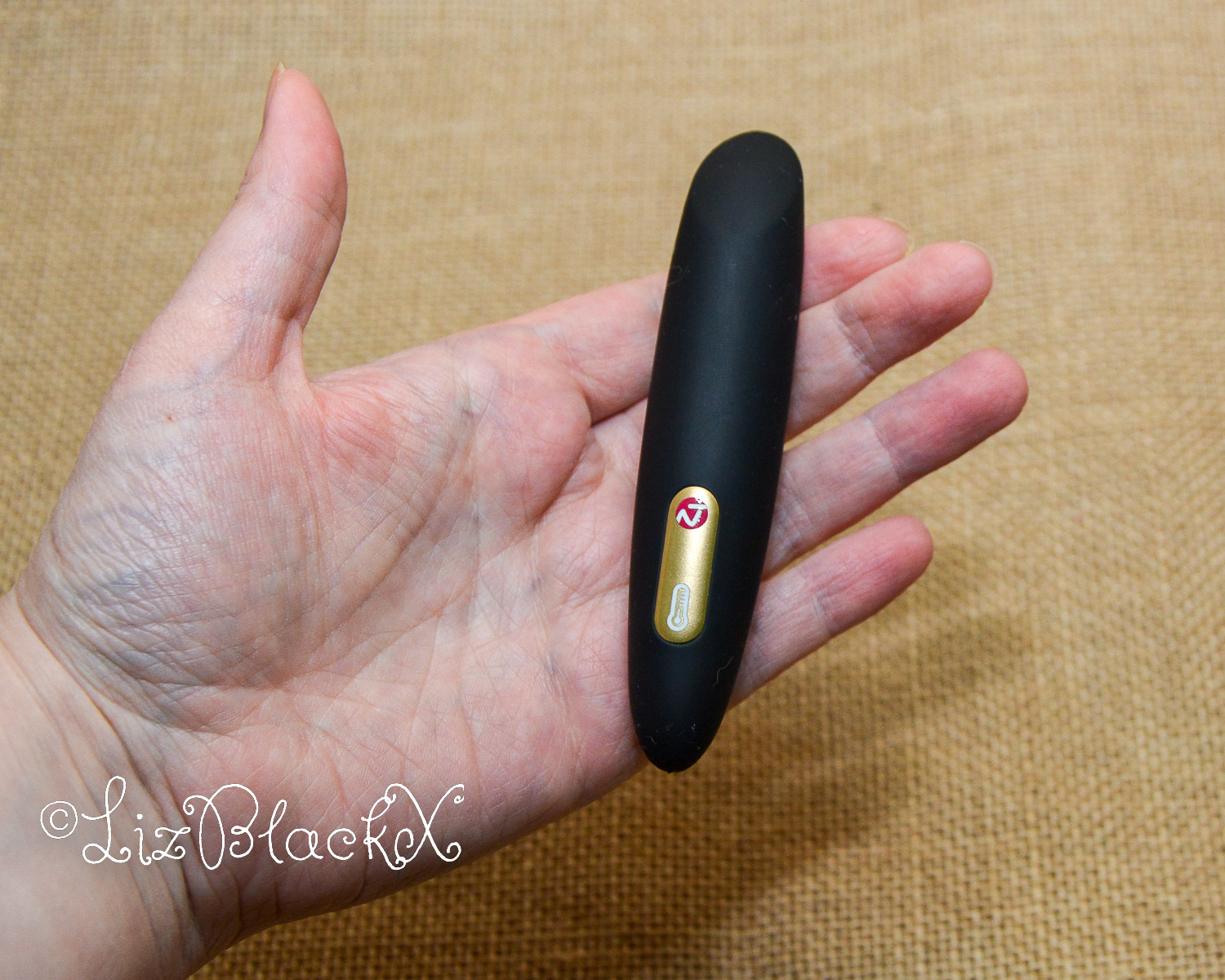 Review of the Samba lipstick vibrator by Nomi Tang