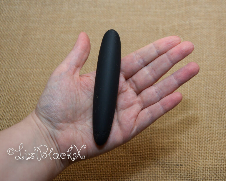 Review of the Samba lipstick vibrator by Nomi Tang Copyright Liz BlackX