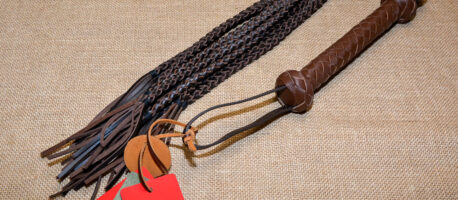 Review of the Equestrian Leather Cat o’nine tails Flogger by Liebe Seele